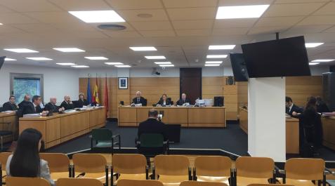 El subastador de arte, de espaldas, en el centro, en el juicio de 2019. El subastador de arte, de espaldas, en el centro, en el juicio de 2019.