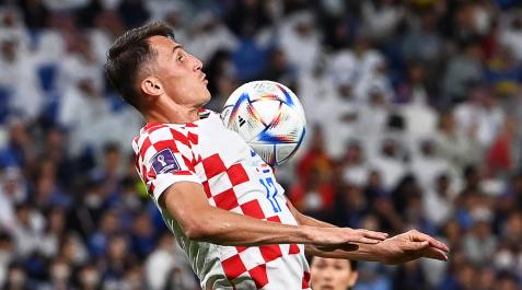 aa Budimir controla la pelota en el partido ante Japón