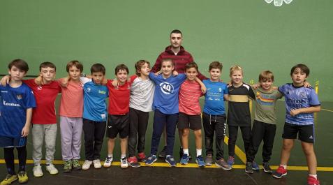 Una docena de pelotaris de la escuela de pelota a mano posan junto al técnico del club Iker Fernández. Una docena de pelotaris de la escuela de pelota a mano posan junto al técnico del club Iker Fernández.