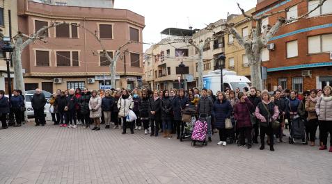 Vecinos de Quintanar del Rey (Cuenca) guardan un minuto de silencio en la plaza Mayor del municipio este jueves tras el asesinato de dos niñas, de 9 y 11 años, a manos de su madre Vecinos de Quintanar del Rey (Cuenca) guardan un minuto de silencio en la plaza Mayor del municipio este jueves tras el asesinato de dos niñas, de 9 y 11 años, a manos de su madre