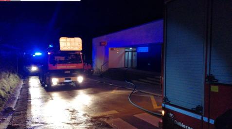 Imagen del camión de bomberos desplazado al incendio del polideportivo de Oteiza Imagen del camión de bomberos desplazado al incendio del polideportivo de Oteiza
