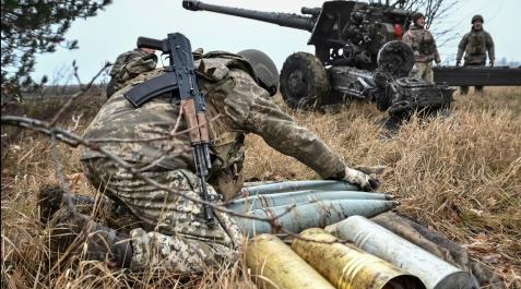 ucrania-soldados Soldados del ejército ucraniano se preparan para disparar un obús en la línea del frente, mientras continúa el ataque de Rusia contra Ucrania, en la región de Zaporizhzhia