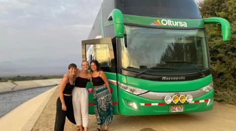 peru Ainhoa Velasco Gil, Irune Zelaieta Osácar y Uxue Serrano Urdin, junto al autobús.