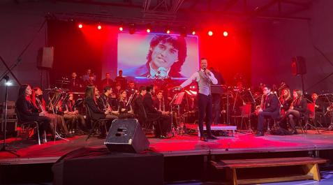 Un momento de la actuación eurovisiva, con la banda interpretando Bailar Pegados, de Sergio Dalma Un momento de la actuación eurovisiva, con la banda interpretando Bailar Pegados, de Sergio Dalma