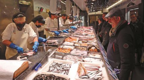Imagen que presentaba este viernes por la mañana Pescados Sofía en el Mercado del Ensanche. Algunas compras, ya para Nochebuena y Navidad Imagen que presentaba este viernes por la mañana Pescados Sofía en el Mercado del Ensanche. Algunas compras, ya para Nochebuena y Navidad