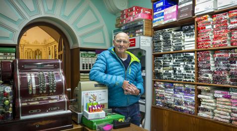 PAco Roda Paco Roda posa tras el mostrador de Mercería Ferrán, en la calle Mayor, un negocio que este 2022 ha cumplido un siglo y que tiene a Paqui Etayo al frente desde hace 51 años