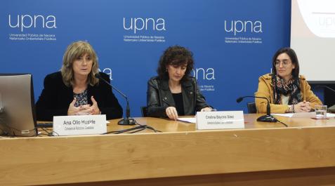 Curso de capacitación promovido por el Departamento de Relaciones Ciudadanas De izda. a dcha. Ana Ollo, Cristina Bayona, vicerrectora de Estudiantes, Empleo y Emprendimiento de la UPNA, y Sara Marcelino, directora académica