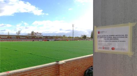 Falxces Un momento de la instalación del césped artificial en el campo de fútbol de Falces.