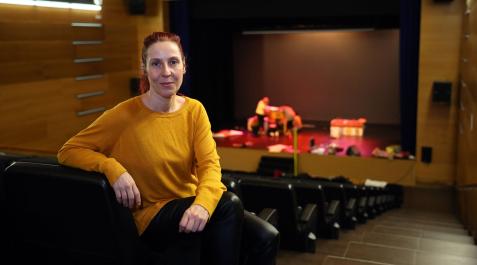 La dramaturga, directora y compositora Adriana Olmedo, en el Auditorio de Berriozar