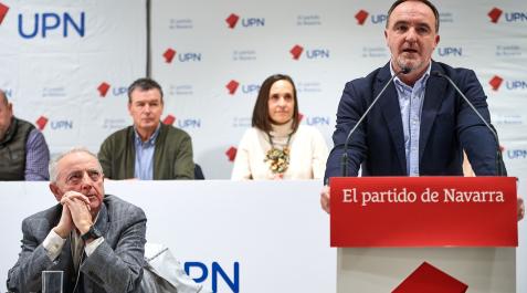 Miguel Sanz y tras él los dirigentes Jesús Esparza y María Echávarri siguen la intervención final de Javier Esparza, en el Consejo Político