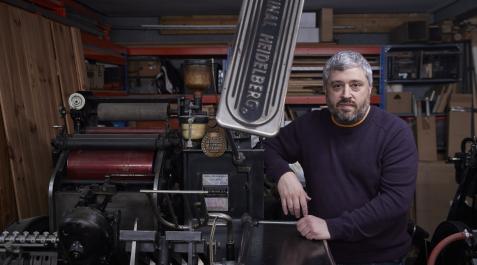 borja-alcate Borja Alcate, junto a una de las imprentas Heidelberg -en funcionamiento- que posee en su estudio de la Rochapea