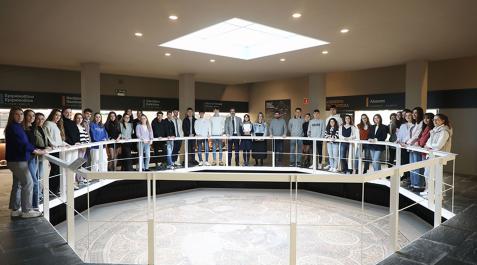 Alumnos de la UPNA en el Museo de Navarra El grupo de estudiantes, junto al catedrático José F. Alenza, el profesor Aritz Romeo y las técnicas del Museo de Navarra Marta Arriola y Olaia Nagore