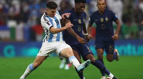 prorrogaFinal Julian Álvarez y Tchouameni pugnan por le balón durante la final del Mundial de Catar 2022.