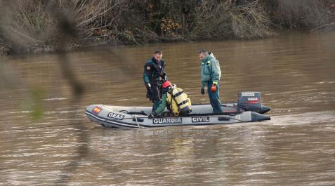 El grupo GEAS de la guardia civil evalúa el posible lugar del accidente del ultra ligero en el río Duero a su paso por la localidad de Villamarciel El grupo GEAS de la guardia civil evalúa el posible lugar del accidente del ultra ligero en el río Duero a su paso por la localidad de Villamarciel