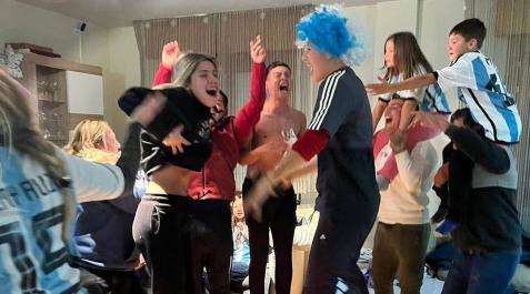 CHIMY ÁVILA, EN FAMILIA. El jugador de Osasuna celebró el título rodeado de su círculo cercano. En la imagen, de blanco, con su hija a hombros CHIMY ÁVILA, EN FAMILIA. El jugador de Osasuna celebró el título rodeado de su círculo cercano. En la imagen, de blanco, con su hija a hombros