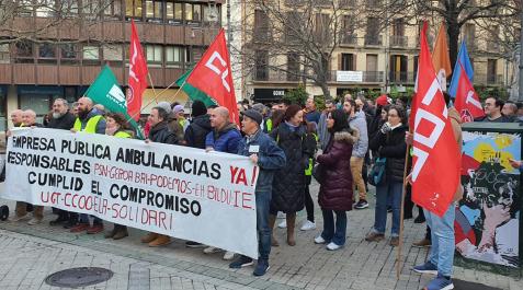 protesta-ambulancias Concentración de los trabajadores del transporte sanitario frente al Parlamento de Navarra para exigir la creación de una empresa pública para el sector