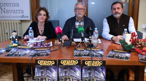 Olentzero Mirentxu García y Xabier Martínez de Álava, de la Asociación de Amigos de Olentzero, y Patxi Pérez, presidente de la Asociación de Periodistas de Navarra.