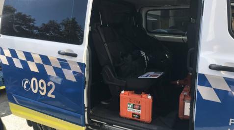 POLICIA-MUNICIPAL Coche de la Policía Municipal de Pamplona, dotado con un desfibrilador automático
