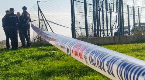 ceuta niño desaparecido Agentes de la Policía Nacional acordonan la zona en la que se ha hallado el cadáver de un niño de ocho años que había desaparecido en un barrio de Ceuta