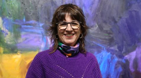 Oaia Peruarena, junto a un óleo lleno de color de la exposición titualda Substantzia Oaia Peruarena, junto a un óleo lleno de color de la exposición titualda Substantzia
