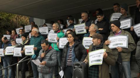 capen Productores ecológicos protestan en el departamento de Desarrollo Rural contra un decreto foral que puede despojar a CPAEN de las labores de control y certificación de alimentos.