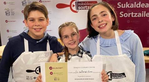 Gonzalo Lana Egea, Naroa Pérez Uresandi y Marta Jiménez Barbería con el diploma que recibieron el viernes en Basque Culinary Center Gonzalo Lana Egea, Naroa Pérez Uresandi y Marta Jiménez Barbería con el diploma que recibieron el viernes en Basque Culinary Center