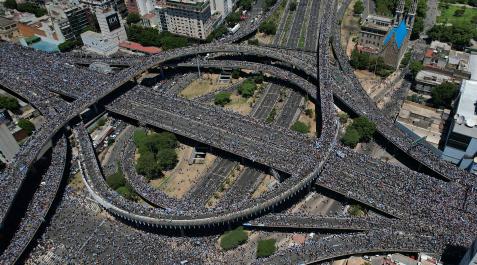 BAires Imagen aérea de la autopista 25 de mayo en su intersección con la Avenida 9 de Julio en de Buenos Aires, atestada para recibir al autobús de la selección argenina.