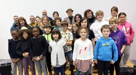 Alumnado de los colegios públicos del barrio que participaron en la presentación ayer junto con artistas y organizadores del festival Alumnado de los colegios públicos del barrio que participaron en la presentación ayer junto con artistas y organizadores del festival
