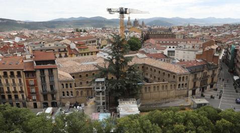Vista del casco Viejo de Pamplona en junio. En primer plano, Salesas todavía en obras Vista del casco Viejo de Pamplona en junio. En primer plano, Salesas todavía en obras