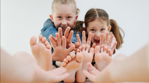 COSQUILLAS las cosquillas intensas sólo ocurren si se provocan en ciertas partes del cuerpo, principalmente en la planta del pie, las axilas, el cuello y la barbilla