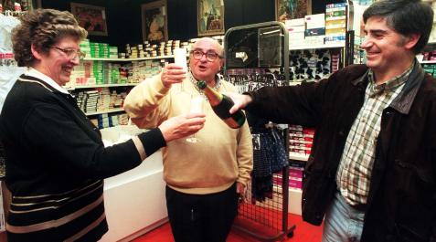 Segundo premio de la Lotería de Navidad en Tafalla en 1997. Isabel Erro comparte su alegría en la mercería de su propiedad desde la que repartió el segundo premio de la lotería.