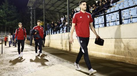 OsasunaArnedo Sergio Herrera, por delante de Pablo Ibáñez y Lucas Torró a su llegada al estadio Sendero del Arnedo.