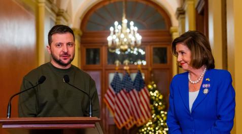 El presidente de Ucrania, Volodimir Zelenski, con la presidenta de la Cámara de Representantes de Estados Unidos, Nancy Pelosi El presidente de Ucrania, Volodimir Zelenski, con la presidenta de la Cámara de Representantes de Estados Unidos, Nancy Pelosi