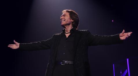 Actuación de Raphael en el Wizink Center de Madrid. Un momento de la actuación de Raphael en el Wizink Center, el 17 de diciembre, para comenzar la gira Victoria