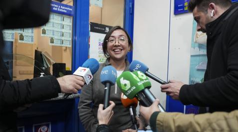 Yoana, encargada de la administración de Lotería Doña Juanita Yoana, encargada de la administración de Lotería Doña Juanita situada en la calle Alcalá número 459 de Madrid