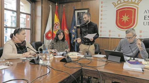 El alcalde, Koldo Leoz, conversa con las concejalas de NA+ Marta Ruiz de Alda y Ana Duarte minutos antes del inicio del pleno de este jueves El alcalde, Koldo Leoz, conversa con las concejalas de NA+ Marta Ruiz de Alda y Ana Duarte minutos antes del inicio del pleno de este jueves