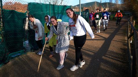 BurladaRunning ‘Las amatxis’ completaron la carrera pese a su ‘edad’ y ganaron el premio a mejor disfraz por cuadrillas.