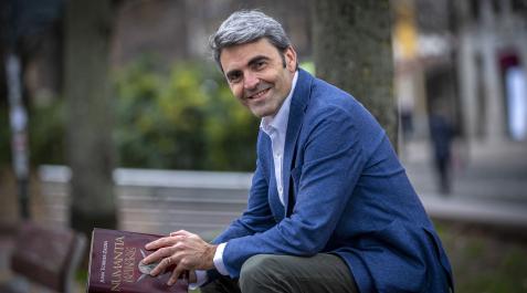 Juan Torres Zalba Juan Torres Zalba, posando en Pamplona con un ejemplar de 'Numantia'