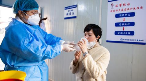 Una persona recieb la dosis de un inhalador para tratar la covid en China Una persona recieb la dosis de un inhalador para tratar la covid en China