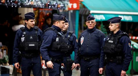 Varios policías franceses en las inmediaciones del ataque Varios policías franceses en las inmediaciones del ataque