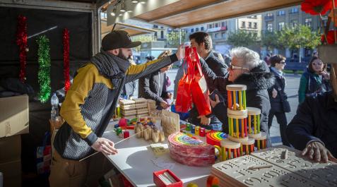 Uno de los comerciantes atiende a varios clientes en la Feria de Navidad Uno de los comerciantes atiende a varios clientes en la Feria de Navidad