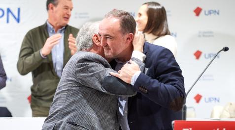Esparza El presidente de UPN, Javier Esparza, recibiendo el pasado 17 de dicembre el abrazo del exlíder del partido Miguel Sanz en el Consejo Político regionalista que refrendó ir solos a las elecciones