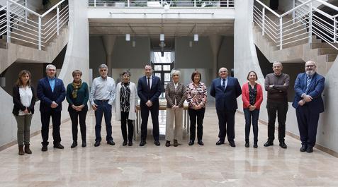 Personal jubilado, en el edificio del rectorado de la UPNA, junto al rector, la vicerrectora de Profesorado y el gerente. De izda. a dcha., la vicerrectora de Profesorado, Inés Olaizola; José María Echeverría, Jerusalén Sola Jimeno, Miguel Eguíluz Leránoz Personal jubilado, en el edificio del rectorado de la UPNA, junto al rector, la vicerrectora de Profesorado y el gerente. De izda. a dcha., la vicerrectora de Profesorado, Inés Olaizola; José María Echeverría, Jerusalén Sola Jimeno, Miguel Eguíluz Leránoz, María del Carmen Fuertes Goñi (todos ellos, PAS); el rector, Ramón Gonzalo; Miren Jaione Apalategi Begiristain (PDI), María Esther Ulayar Igoa (PAS), Florencio Marzo Pérez, Ana María Lauricia Larrinaga, Juan Ramón de Miguel Velasco (todos ellos, PDI) y el gerente de la UPNA, Joaquín Romero.