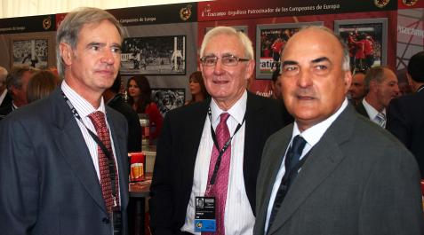 ChechuRojo Txetxu Rojo (izda.) junto a Pedro Mari Zabalza (centro) e Iñaki Saez durante el centenario de la RFEF en octubre de 2009.