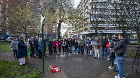 atares Acto de recuerdo en el punto de la Vuelta del Castillo de Pamplona donde fue asesinado Juan Atarés el 23 de diciembre de 1985