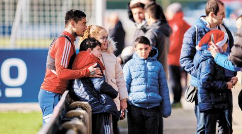 Osasuna El Chimy Ávila se fotografía con unos jóvenes aficionados después de un entrenamiento reciente.