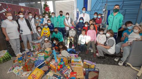Osasuna Magna reparte regalos a los niños ingresados en la CUN Osasuna Magna reparte regalos a los niños ingresados en la CUN