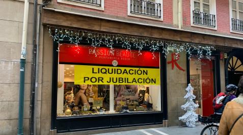 Perfumería Redín Perfumería Redín de la calle Zapatería con el cartel de liquidación por jubilación