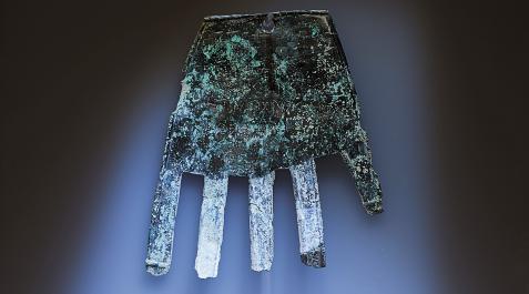 La mano de Irulegi La mano de Irulegi, en bronce, prueba lo que muchos historiadores defendían: que en el territorio que hoy ocupa Pamplona y su comarca, hace 2.000 años, se hablaba vascónico
