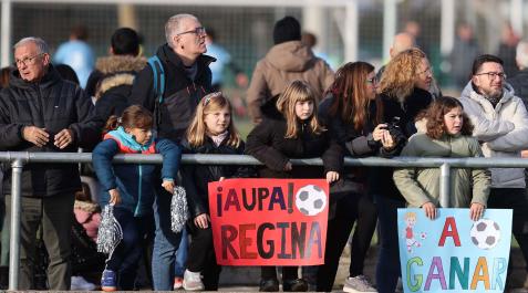 Pancartas de apoyo de la afición del colegio Regina Pacis que se enfrentó al Larraona Claret Pancartas de apoyo de la afición del colegio Regina Pacis que se enfrentó al Larraona Claret